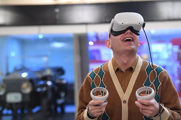 Мужчина в очках виртуальной реальности на презентации VR-проектов RIA Lab в рамках Ночи музеев в Государственном историческом музее (ГИМ)