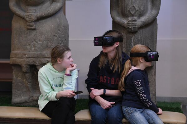 Посетители в очках виртуальной реальности на презентации VR-проектов RIA Lab в рамках Ночи музеев в Государственном историческом музее (ГИМ)
