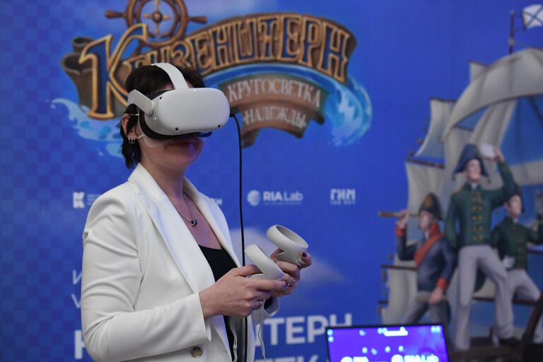 Девушка в очках виртуальной реальности на презентации VR-проектов RIA Lab в рамках Ночи музеев в Государственном историческом музее (ГИМ)