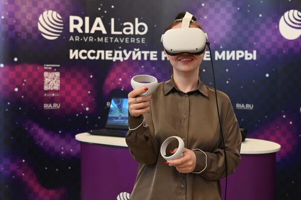 Девушка в очках виртуальной реальности на презентации VR-проектов RIA Lab в рамках Ночи музеев в Государственном историческом музее (ГИМ)