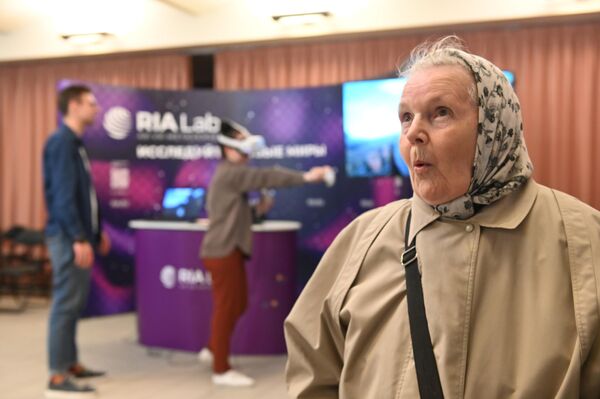 Посетительница на презентации VR-проектов RIA Lab в рамках Ночи музеев в Государственном историческом музее (ГИМ)