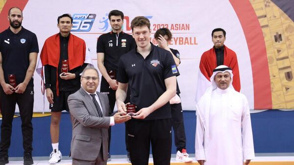 Волейболист Сантори Санбердз Дмитрий Мусэрский с призом MVP клубного чемпионата Азии