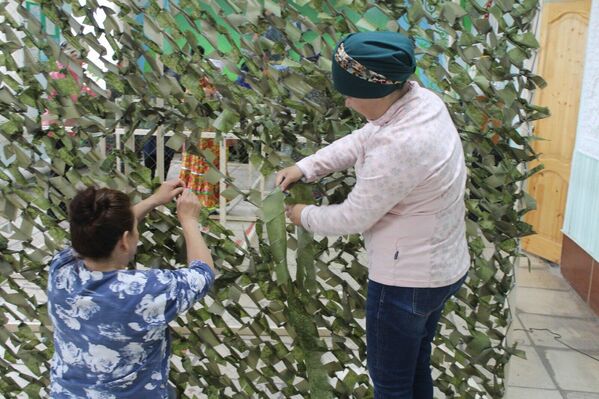 Жители башкирского села плетут маскировочные сети для бойцов в зоне СВО