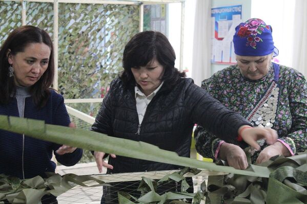 Жители башкирского села плетут маскировочные сети для бойцов в зоне СВО
