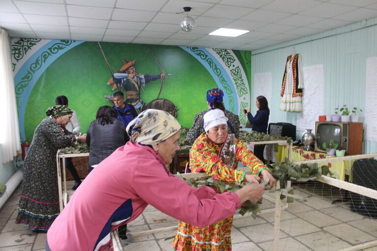 Жители башкирского села плетут маскировочные сети для бойцов в зоне СВО