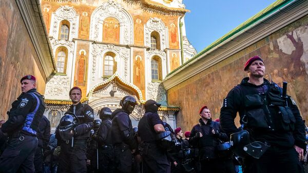Полицейские у входа в Киево-Печерскую лавру в Киеве