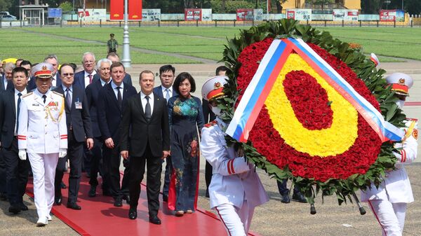 Заместитель председателя Совета безопасности РФ, глава Единой России Дмитрий Медведев на церемонии возложения цветов к мавзолею Хо Ши Мина Ханое