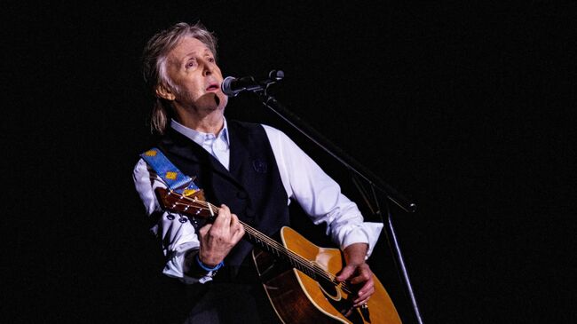 Музыкант Пол Маккартни выступает на фестивале в Гластонбери 