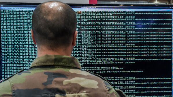 Военнослужащий, специализирующийся на киберзащите, за компьютером