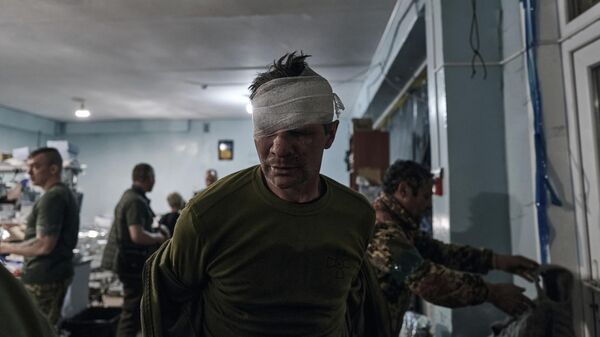 Раненый украинский солдат в пункте медицинской помощи. Архивное фото