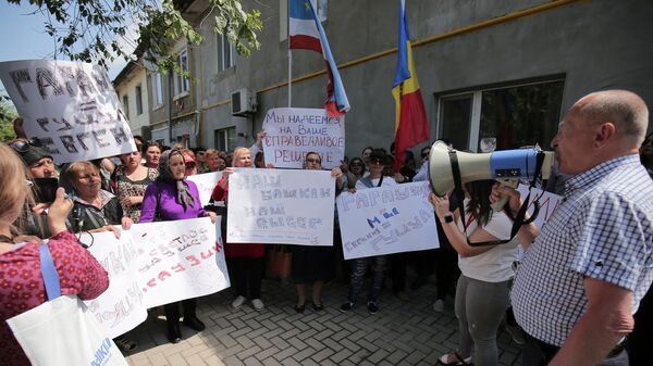 Участники митинга в поддержку избранной главы Гагаузии Евгении Гуцул перед зданием Апелляционной палаты Комрата. 22 мая 2023