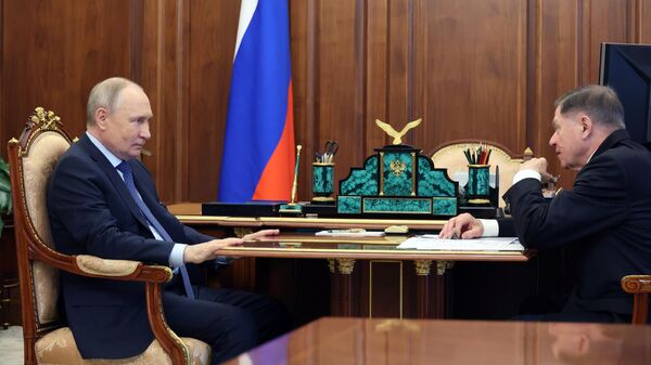 Президент РФ Владимир Путин и председатель Верховного суда РФ Вячеслав Лебедев во время встречи