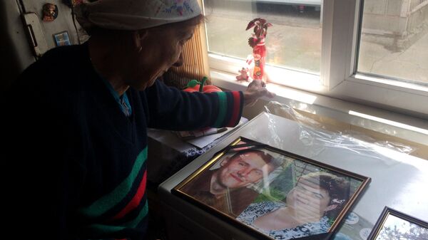 Лариса Николаевна показывает фотографию сына с черной лентой