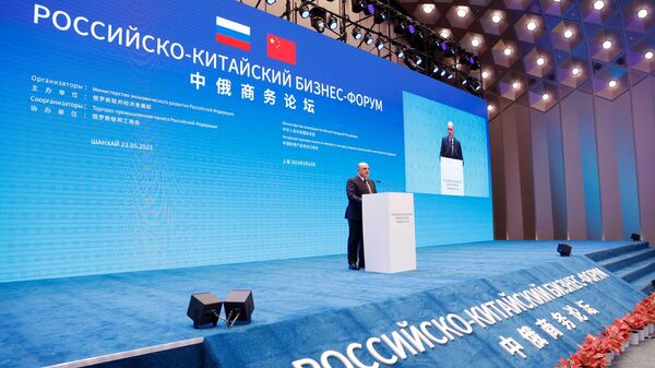 Председатель правительства России Михаил Мишустин выступает на пленарном заседании Российско-Китайского бизнес-форума в Шанхае