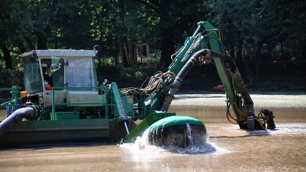 Земснаряд Watermaster чистит дно пруда на территории музея-усадьбы Кусково в Москве