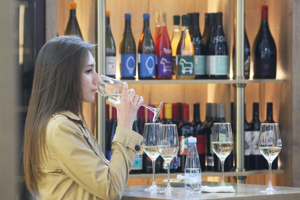 Посетительница дегустирует вино на открытии дегустационного центра российского виноделия Главвино  в обновленном павильоне №510 на ВДНХ