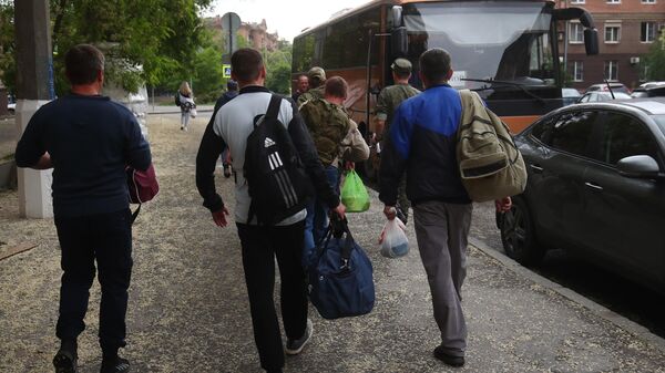 Военнослужащие-контрактники возле автобуса в Волгограде перед отправкой в зону проведения специальной военной операции