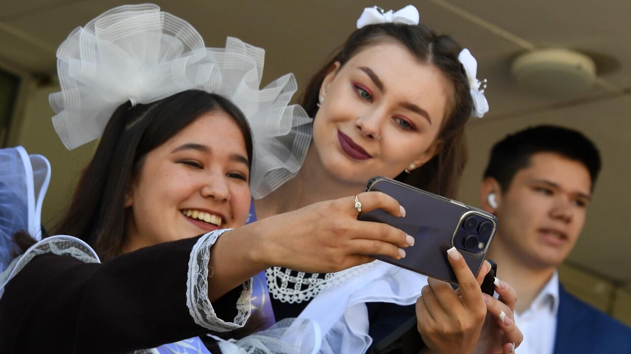 Самая маленькая девочка в России окончила школу - РИА Новости, 24.05.2023