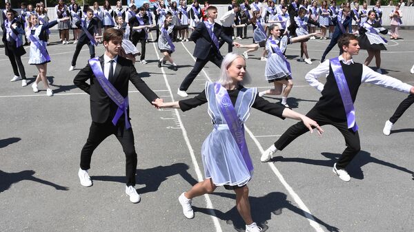 Выпускники танцуют на празднике Последний звонок в гимназии №2 во Владивостоке
