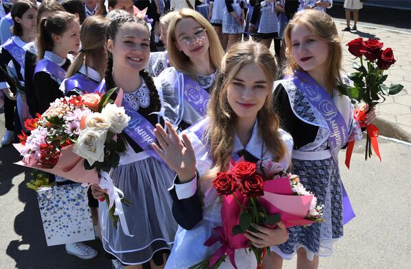 Выпускники на празднике Последний звонок в гимназии №2 во Владивостоке