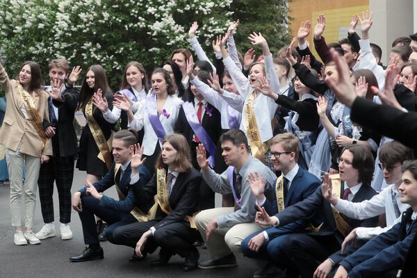Выпускники ГБОУ Школа №1748 Вертикаль во время празднования последнего звонка в Москве