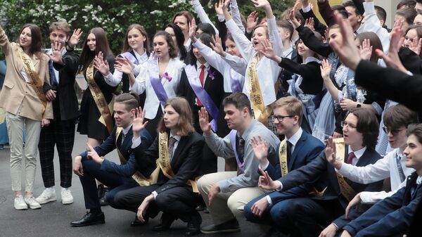 Выпускники ГБОУ Школа №1748 Вертикаль во время празднования последнего звонка в Москве