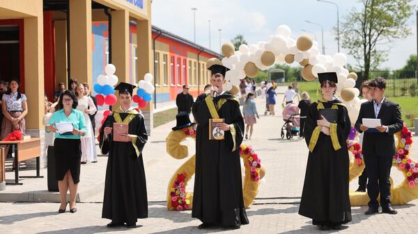 Выпускники сельской школы, которую отреставрировали в этом году, на празднике Последний звонок в поселке Междуречье Калининградской области