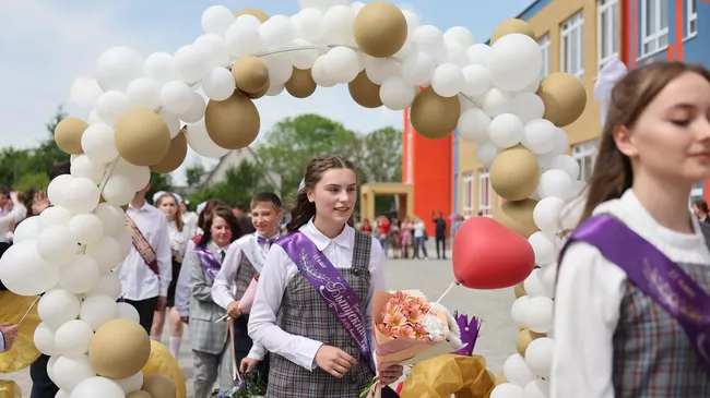 Выпускники сельской школы, которую отреставрировали в этом году, на празднике Последний звонок в поселке Междуречье Калининградской области