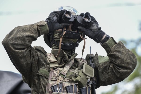 Военнослужащий зенитного расчета мобильной группы быстрого реагирования для защиты и противодействия атакам БПЛА украинских боевиков Военнослужащий зенитного расчета мобильной группы быстрого реагирования для защиты и противодействия атакам БПЛА украинских боевиков
