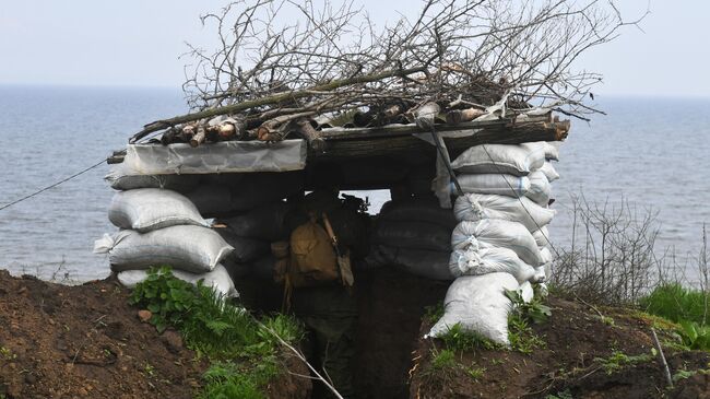 Российский военнослужащий на первой линии обороны на берегу Днепра в зоне проведения военной операции на Украине