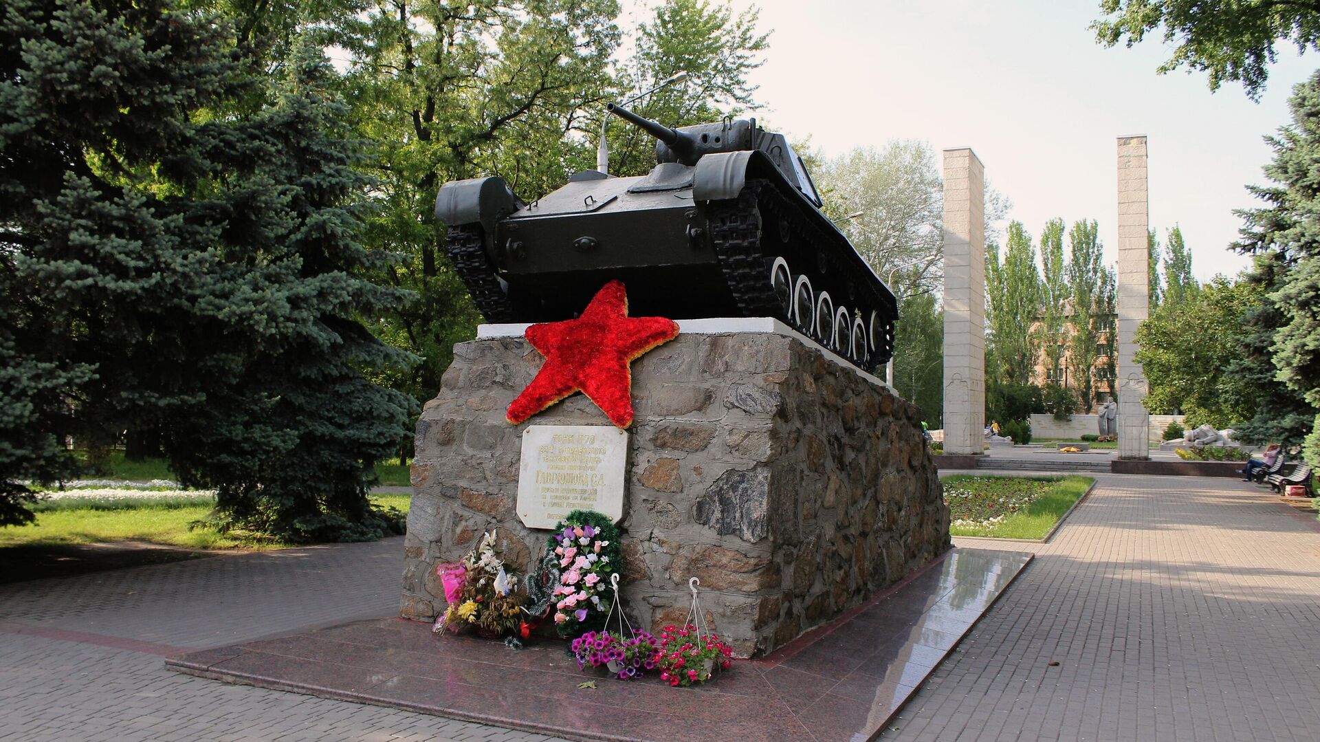 Танк Т-70 на постаменте на братском кладбище в Мелитополе - РИА Новости, 1920, 23.10.2023