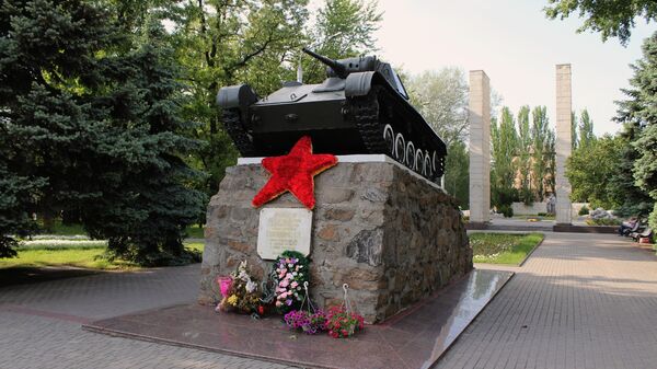 Танк Т-70 на постаменте на братском кладбище в Мелитополе