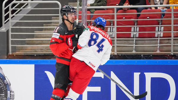 Игровой момент в матче чемпионата мира по хоккею Канада - Чехия