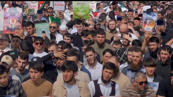 Тысячи чеченцев вышли на митинг против посягательства на Коран 