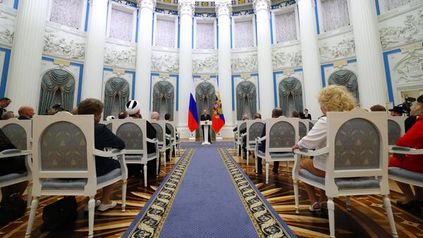 Президент РФ Владимир Путин на церемонии вручения государственных наград в области культуры, космонавтики, образования, а также ряда других сфер