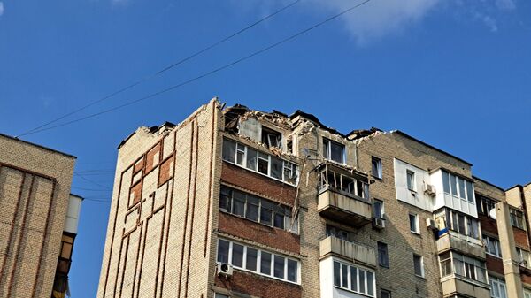Многоквартирный дом, поврежденный в результате обстрела со стороны ВСУ города Ясиноватая