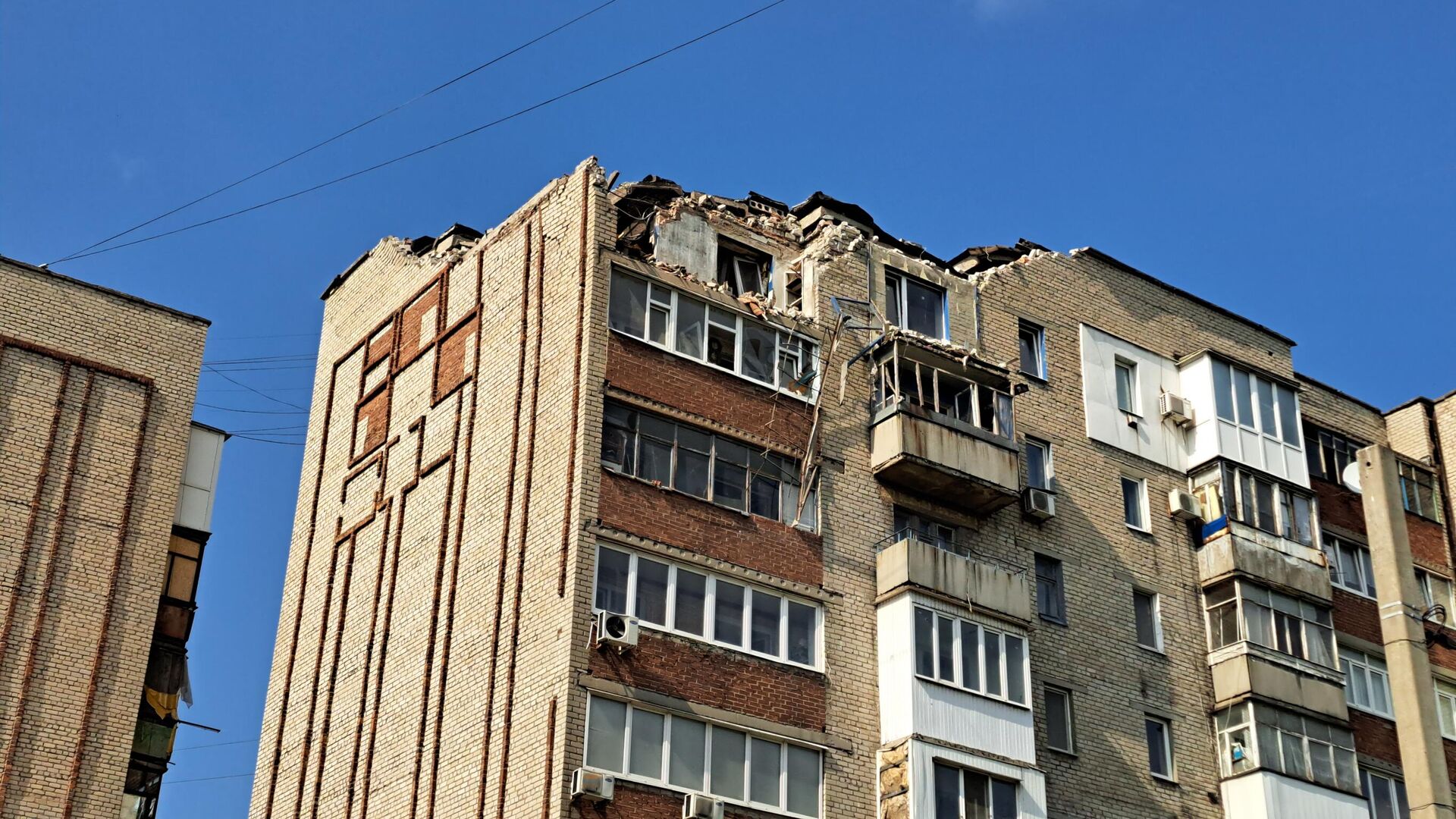 Многоквартирный дом, поврежденный в результате обстрела со стороны ВСУ - РИА Новости, 1920, 17.06.2023