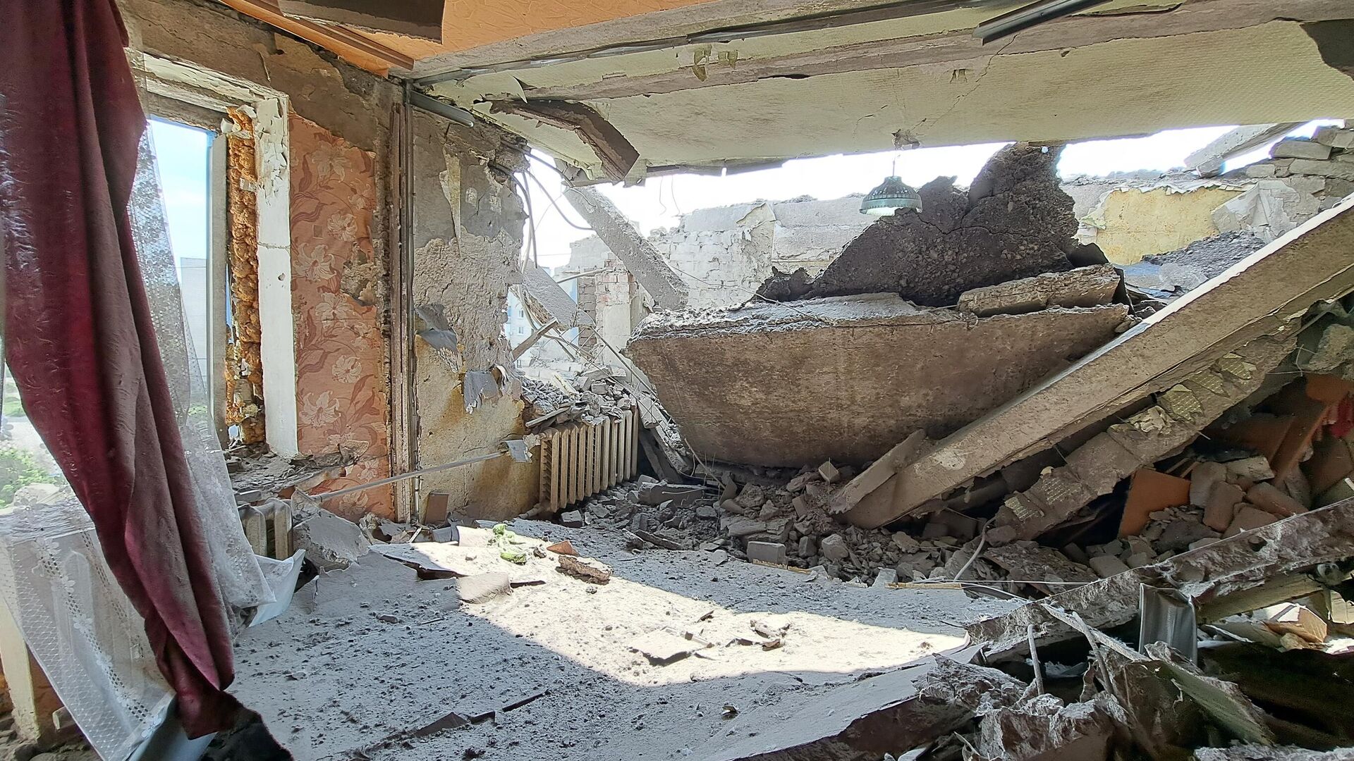Квартира в многоквартирном доме, разрушенная в результате обстрела со стороны ВСУ города Ясиноватая - РИА Новости, 1920, 25.06.2023