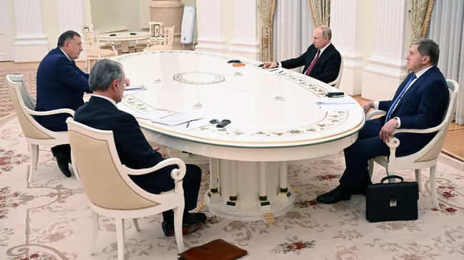 Президент РФ Владимир Путин и член президиума Боснии и Герцеговины (БиГ) от сербского народа Милорад Додик во время встречи