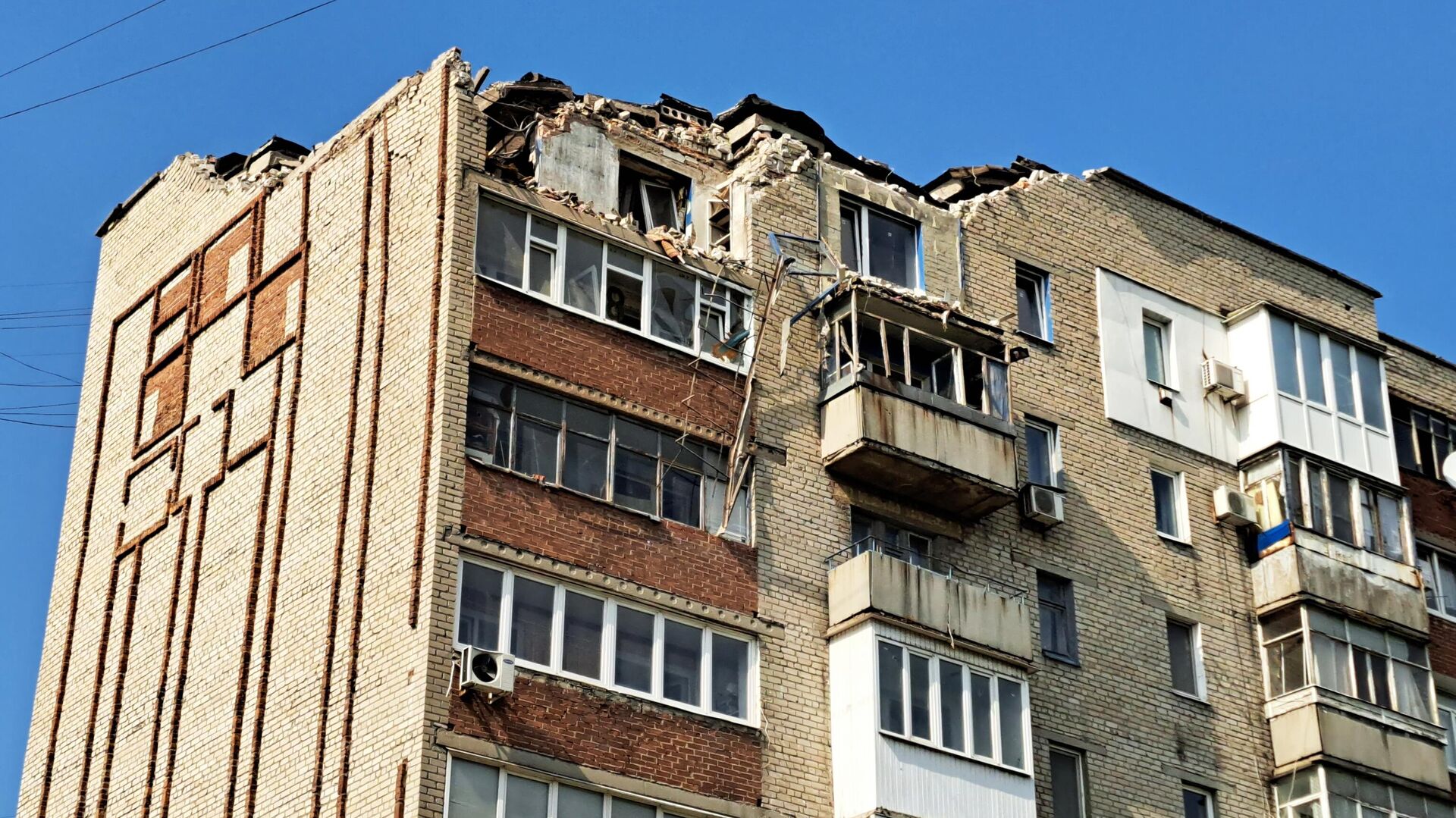 Многоквартирный дом, поврежденный в результате обстрела со стороны ВСУ города Ясиноватая - РИА Новости, 1920, 01.07.2023