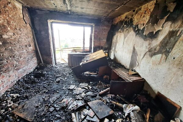 Квартира в многоэтажном доме, сгоревшая в результате обстрела со стороны ВСУ города Ясиноватая