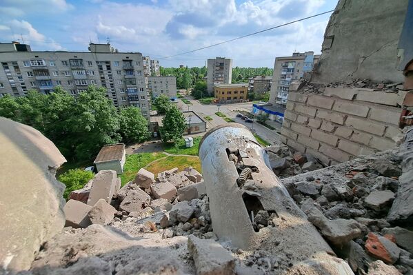 Фрагмент снаряда в квартире многоквартирного дома, поврежденного в результате обстрела со стороны ВСУ города Ясиноватая