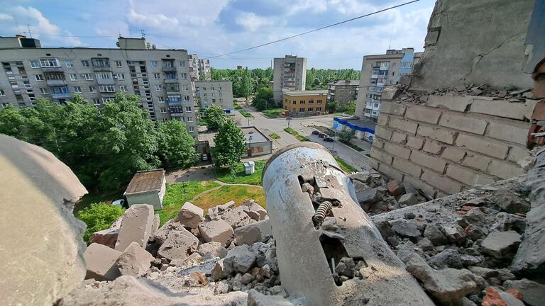 Фрагмент снаряда в квартире многоквартирного дома, поврежденного в результате обстрела со стороны ВСУ города Ясиноватая