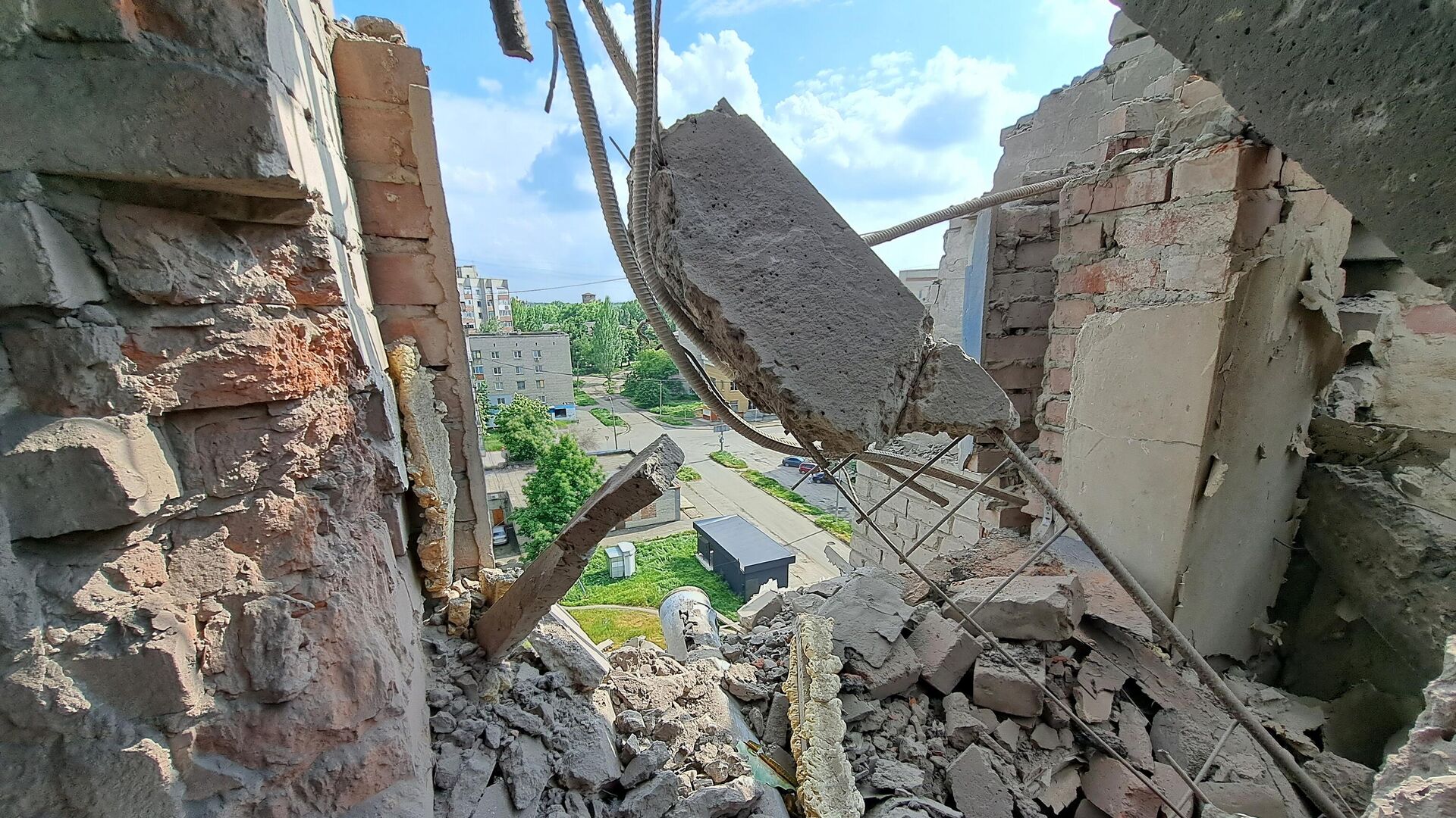 Фрагмент снаряда в квартире многоквартирного дома, поврежденного в результате обстрела со стороны ВСУ города Ясиноватая - РИА Новости, 1920, 01.10.2023