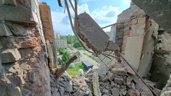 Фрагмент снаряда в квартире многоквартирного дома, поврежденного в результате обстрела со стороны ВСУ города Ясиноватая