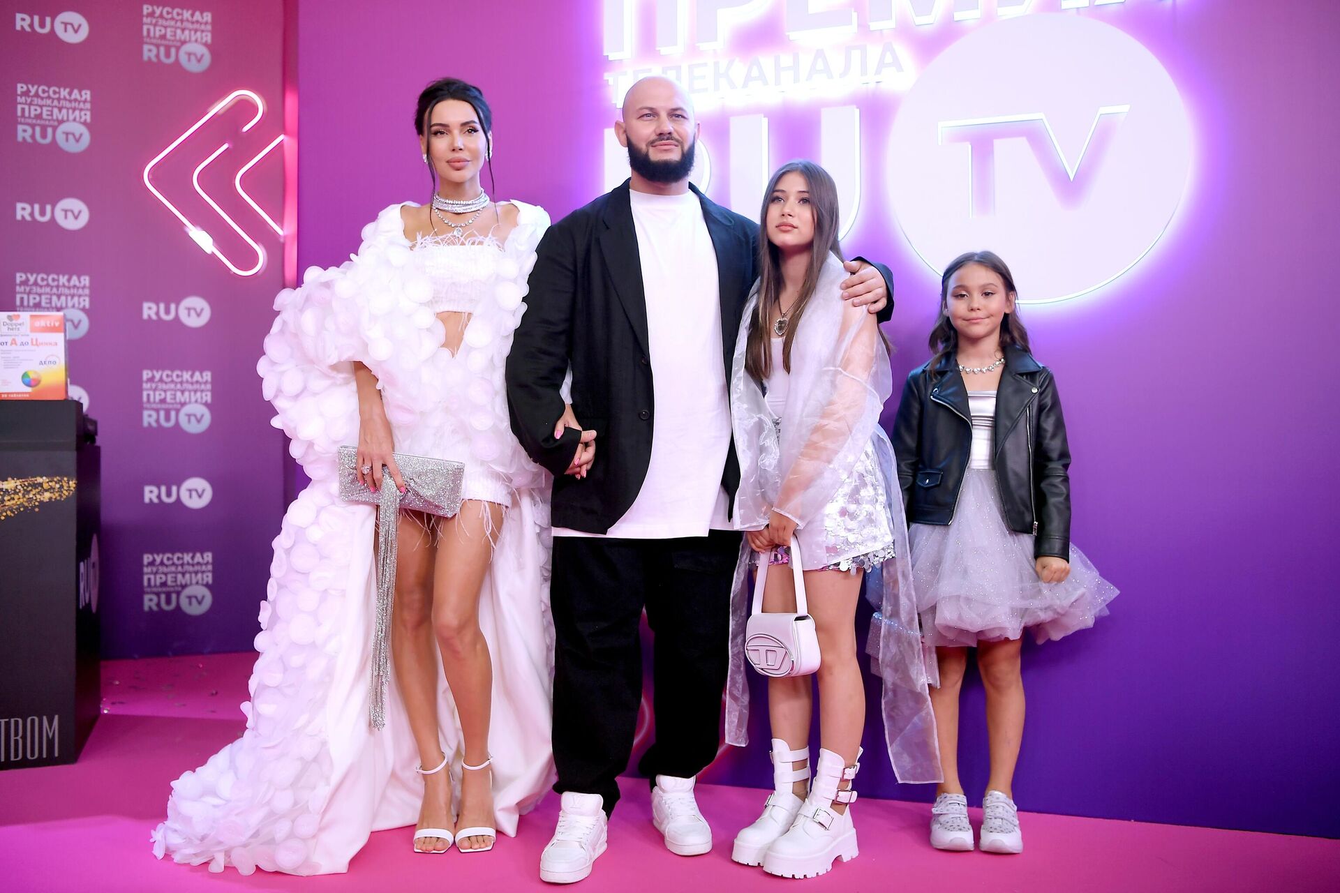 Рэпер Джиган (Денис Устименко-Вайнштейн) в супругой Оксаной Самойловой и дочерми Леей и Ариелой на XII Русской музыкальной премии телеканала RU.TV в Крокус Сити Холле в Москве Рэпер Джиган (Денис Устименко-Вайнштейн) в супругой Оксаной Самойловой и дочерми Леей и Ариелой на XII Русской музыкальной премии телеканала RU.TV в Крокус Сити Холле в Москве - РИА Новости, 1920, 28.10.2025