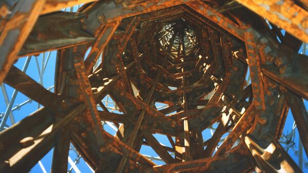Фотография внутреннего строения металлоконструкции шпиля, сделанная  с высоты 21-го пояса, изнутри шпица и снизу – вверх
