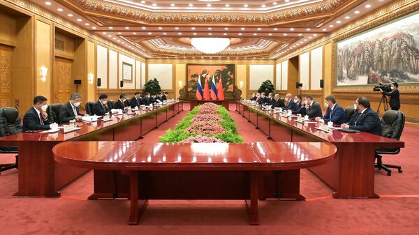 Председатель правительства РФ Михаил Мишустин и председатель КНР Си Цзиньпин во время беседы в Доме народных собраний в Пекине