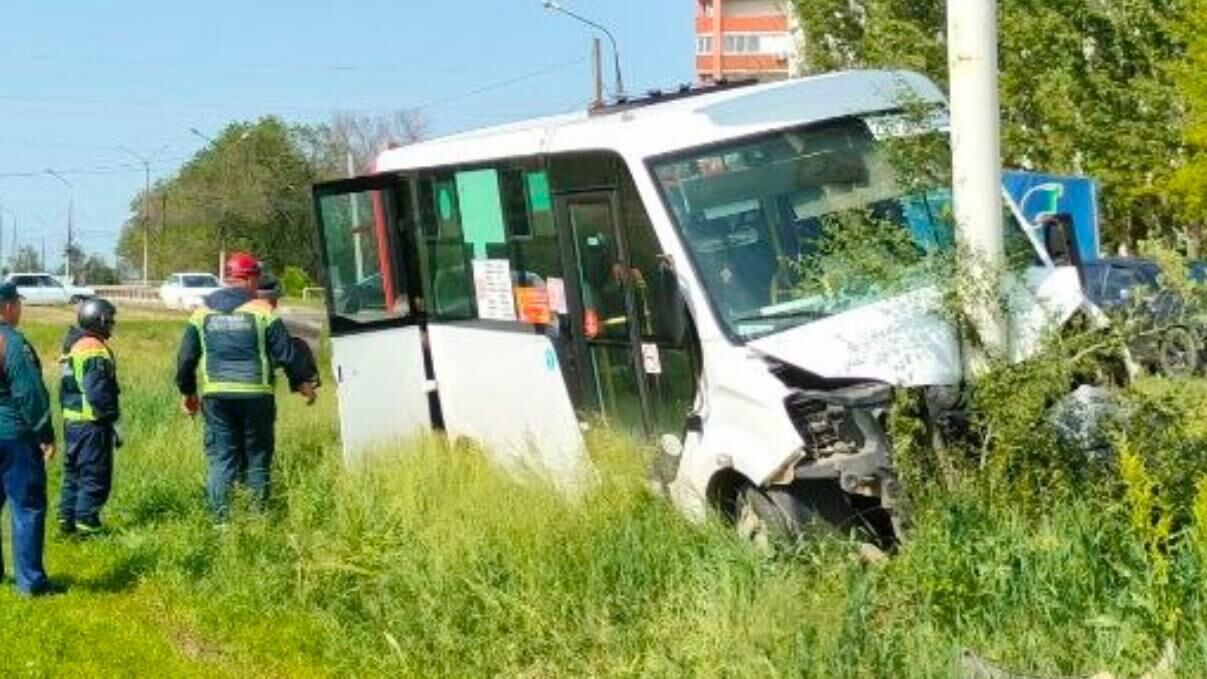 Водитель маршрутного такси №206 протаранил рекламный щит в Энгельсском районе в поселке Приволжский на улице Гагарина №13  - РИА Новости, 1920, 24.05.2023