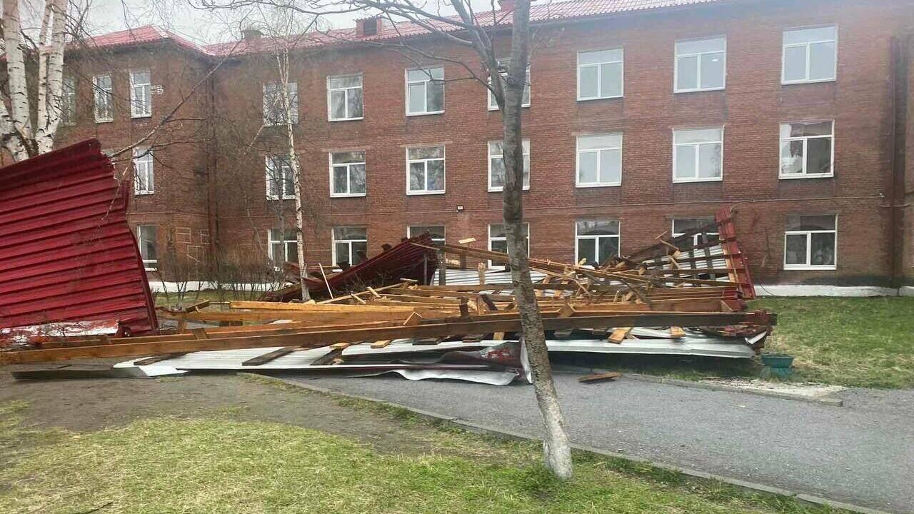 На месте обрушения кровли школы в городе Слюдянка Иркутской области - РИА Новости, 1920, 24.05.2023